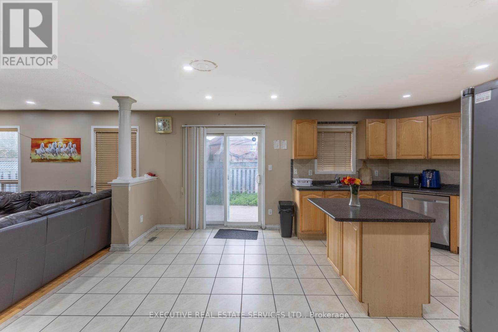 16 Sandway Drive, Brampton, Ontario L7A 2T9 - Photo 12 - W12501342