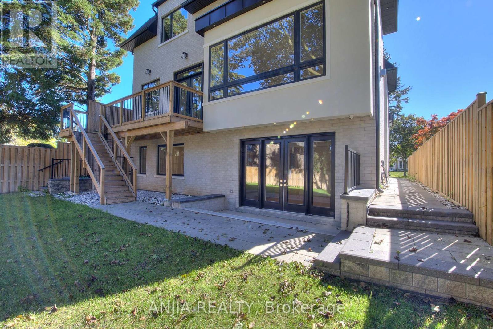 23 CRESTHAVEN DRIVE, Toronto, Ontario