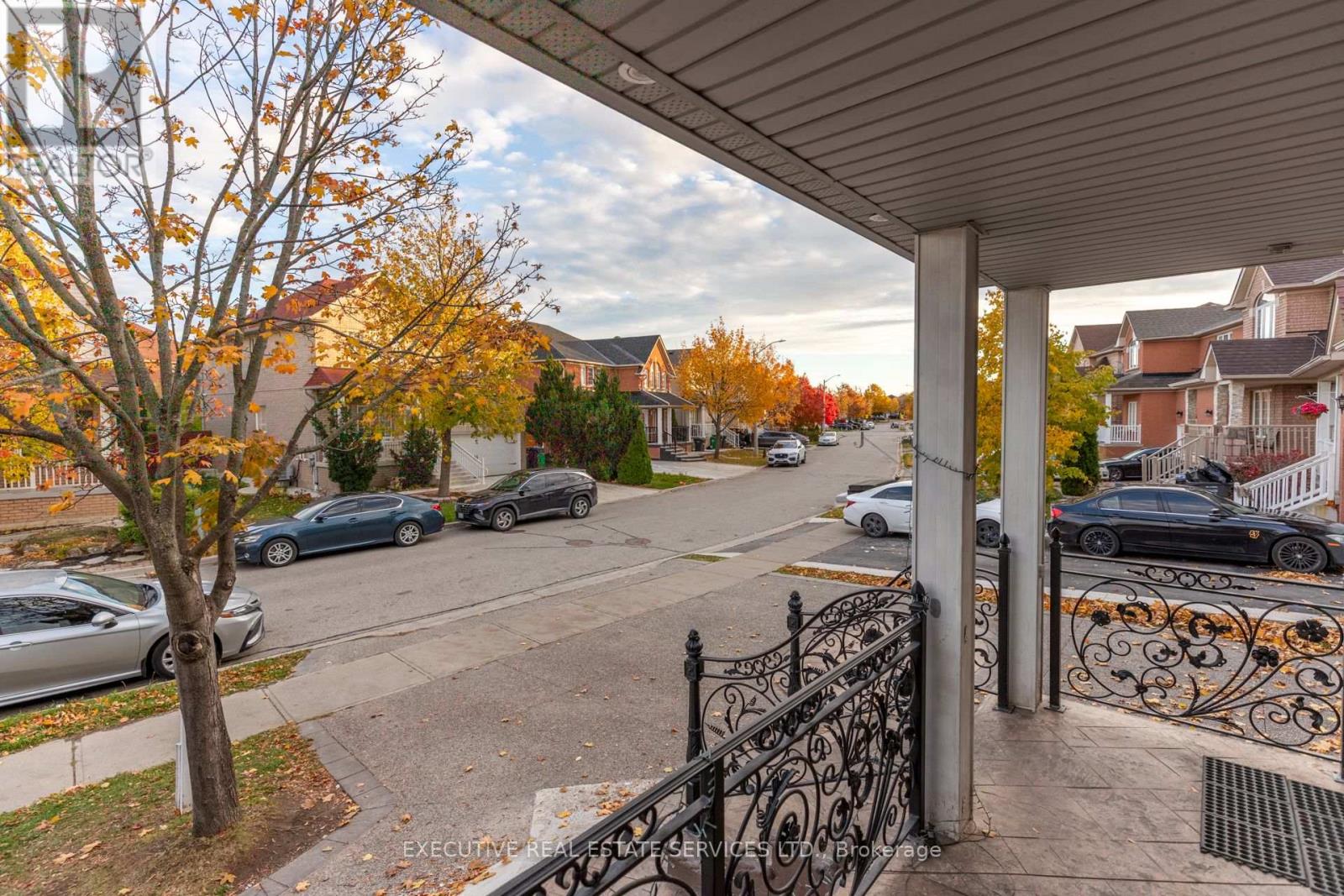 16 Sandway Drive, Brampton, Ontario L7A 2T9 - Photo 6 - W12501342