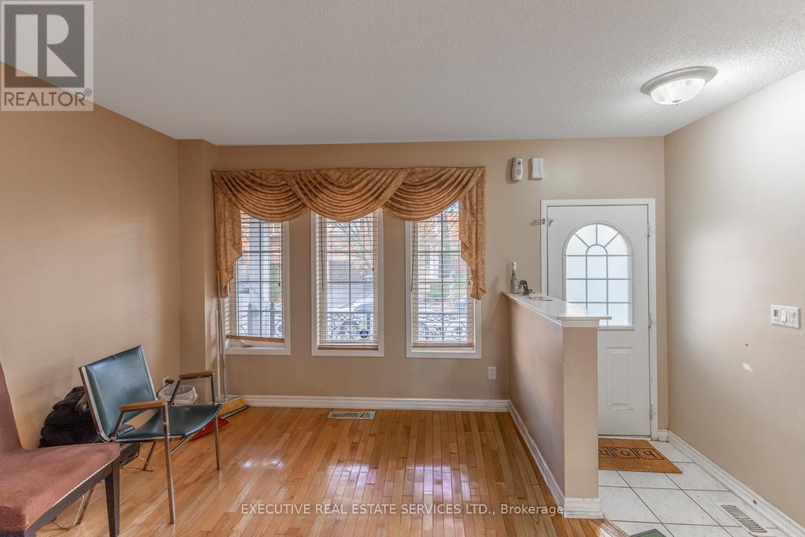 16 Sandway Drive, Brampton, Ontario L7A 2T9 - Photo 7 - W12501342