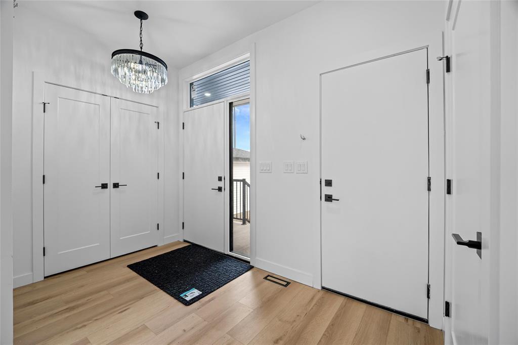 6 Avior Drive, Winnipeg, Manitoba  R2V 5H4 - Photo 2 - 202527710