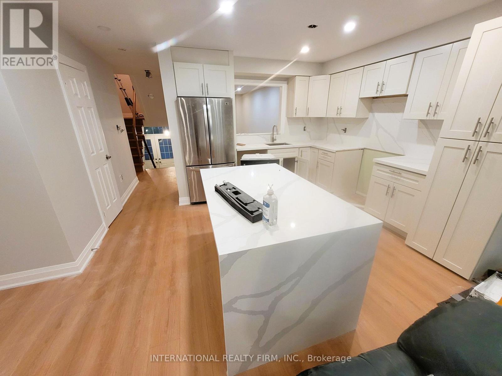 50 Beresford Drive, Richmond Hill, Ontario L4B 4J6 - Photo 3 - N12489136