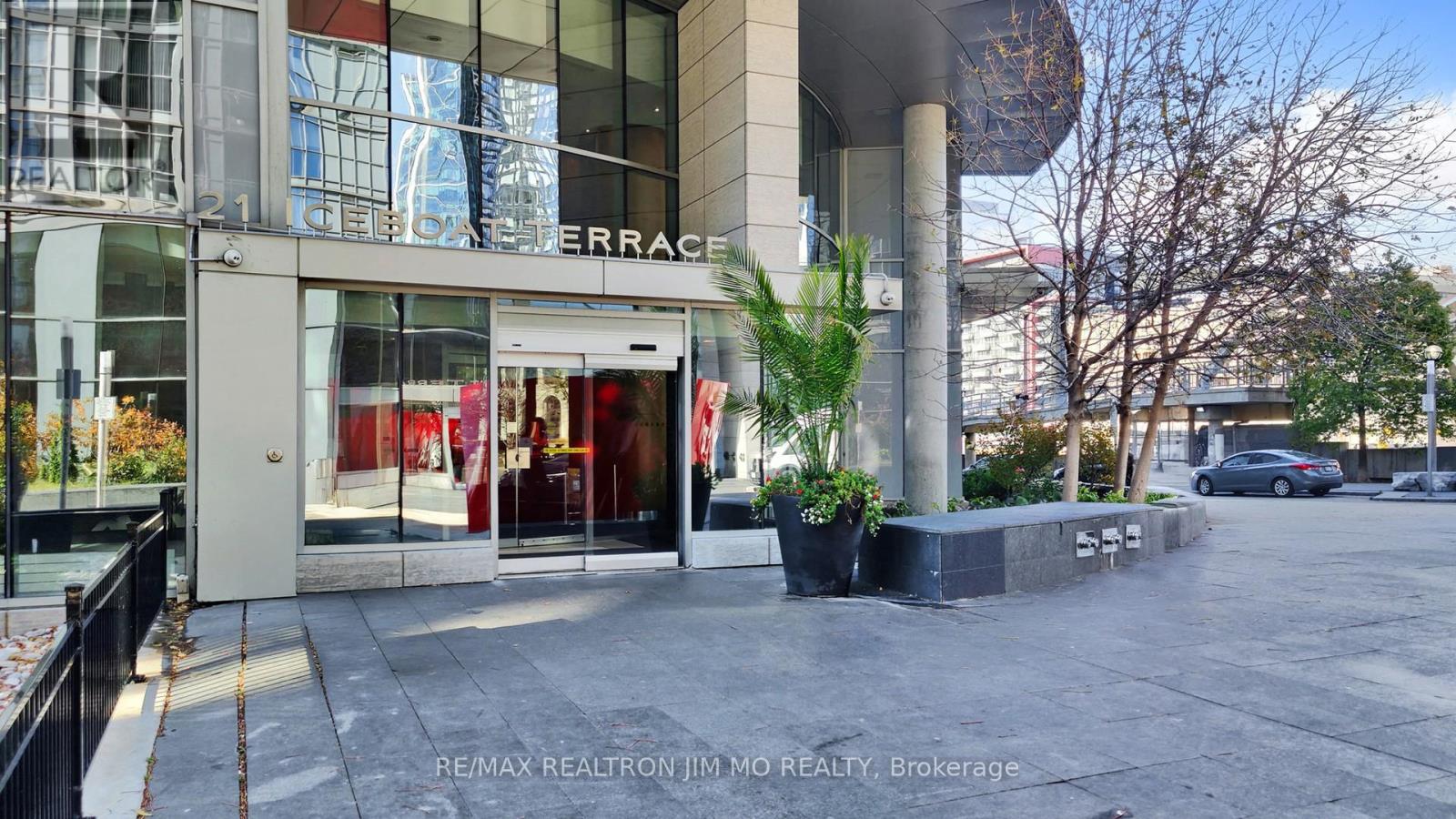 822 - 21 Iceboat Terrace, Toronto, Ontario  M5V 4A9 - Photo 2 - C12515442