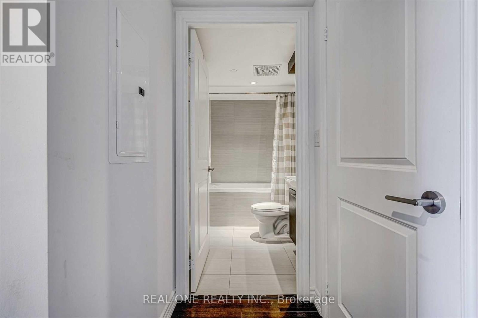 1222 - 386 Yonge Street, Toronto, Ontario  M5B 0A5 - Photo 4 - C12515502