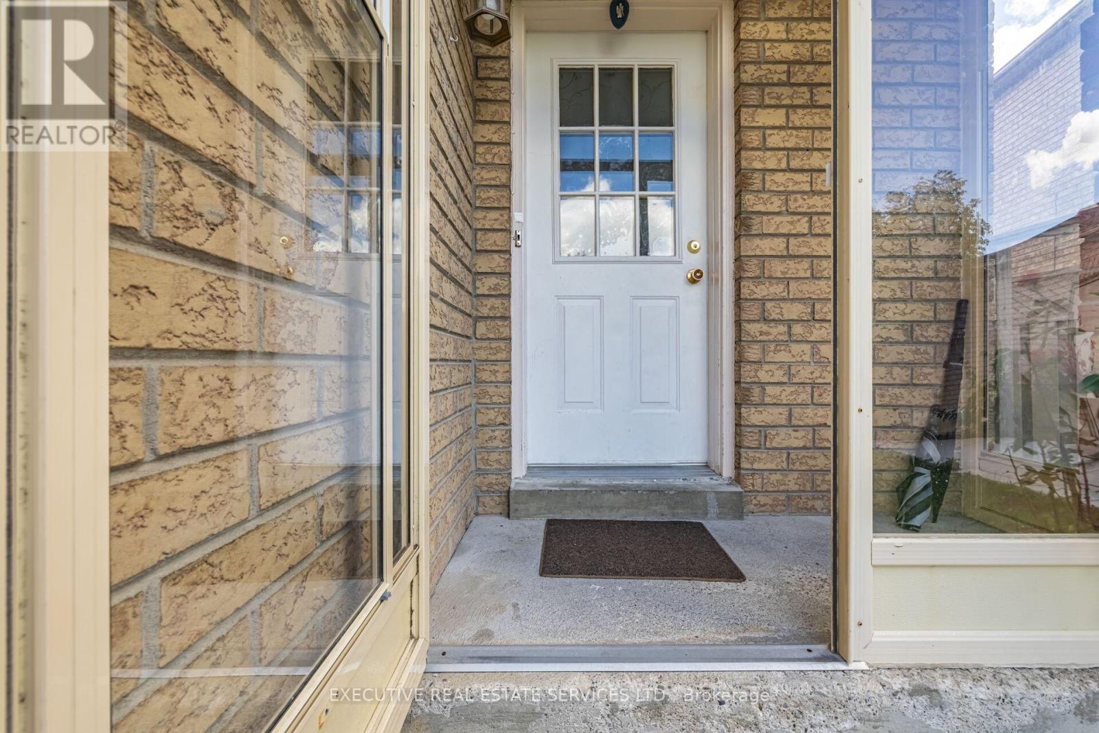 39 Caruso Drive, Brampton, Ontario  L6Y 5B2 - Photo 7 - W12515436