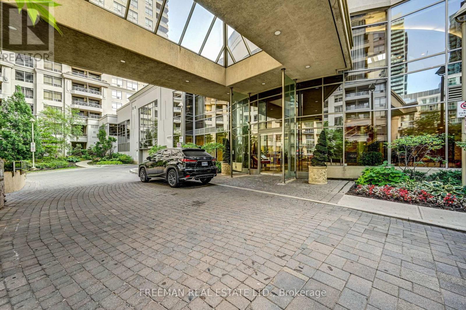 2331 - 3888 Duke Of York Boulevard, Mississauga, Ontario  L5B 4P5 - Photo 6 - W12515508