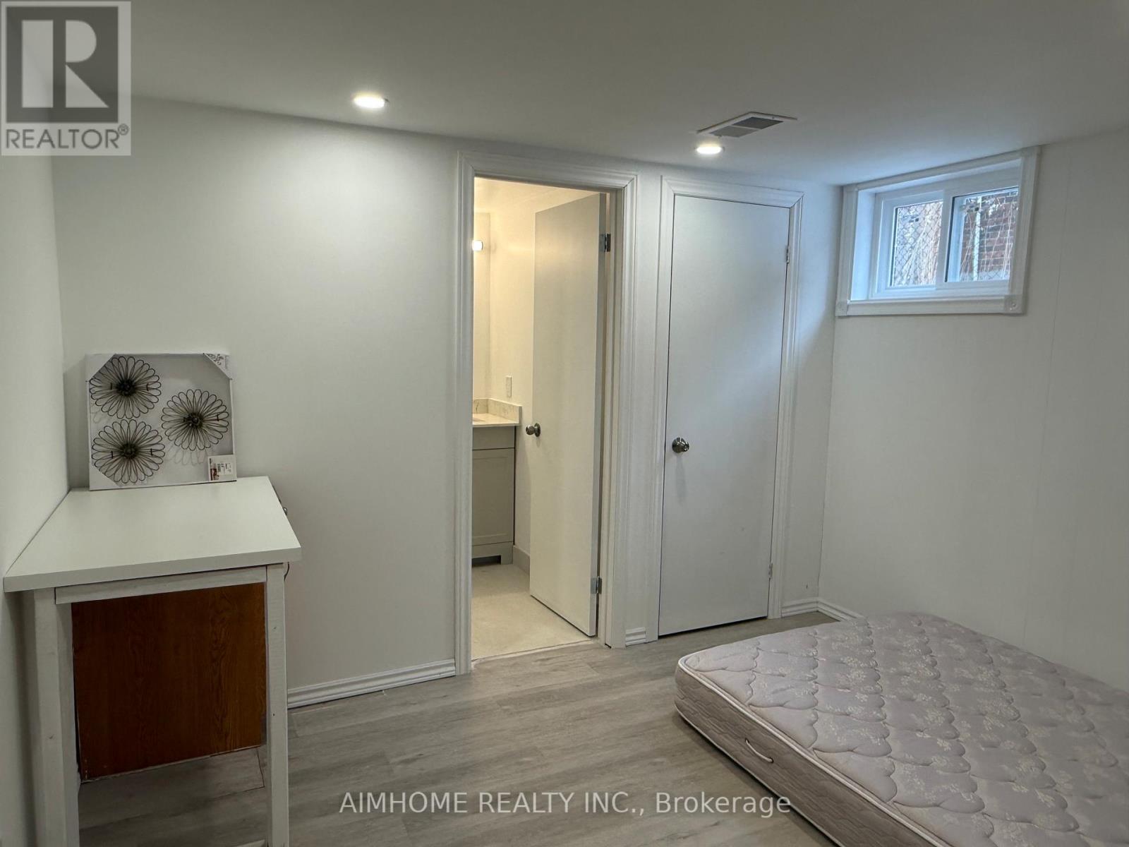 #1bast - 22 Daleside Crescent, Toronto, Ontario  M4A 2H6 - Photo 9 - C12387352