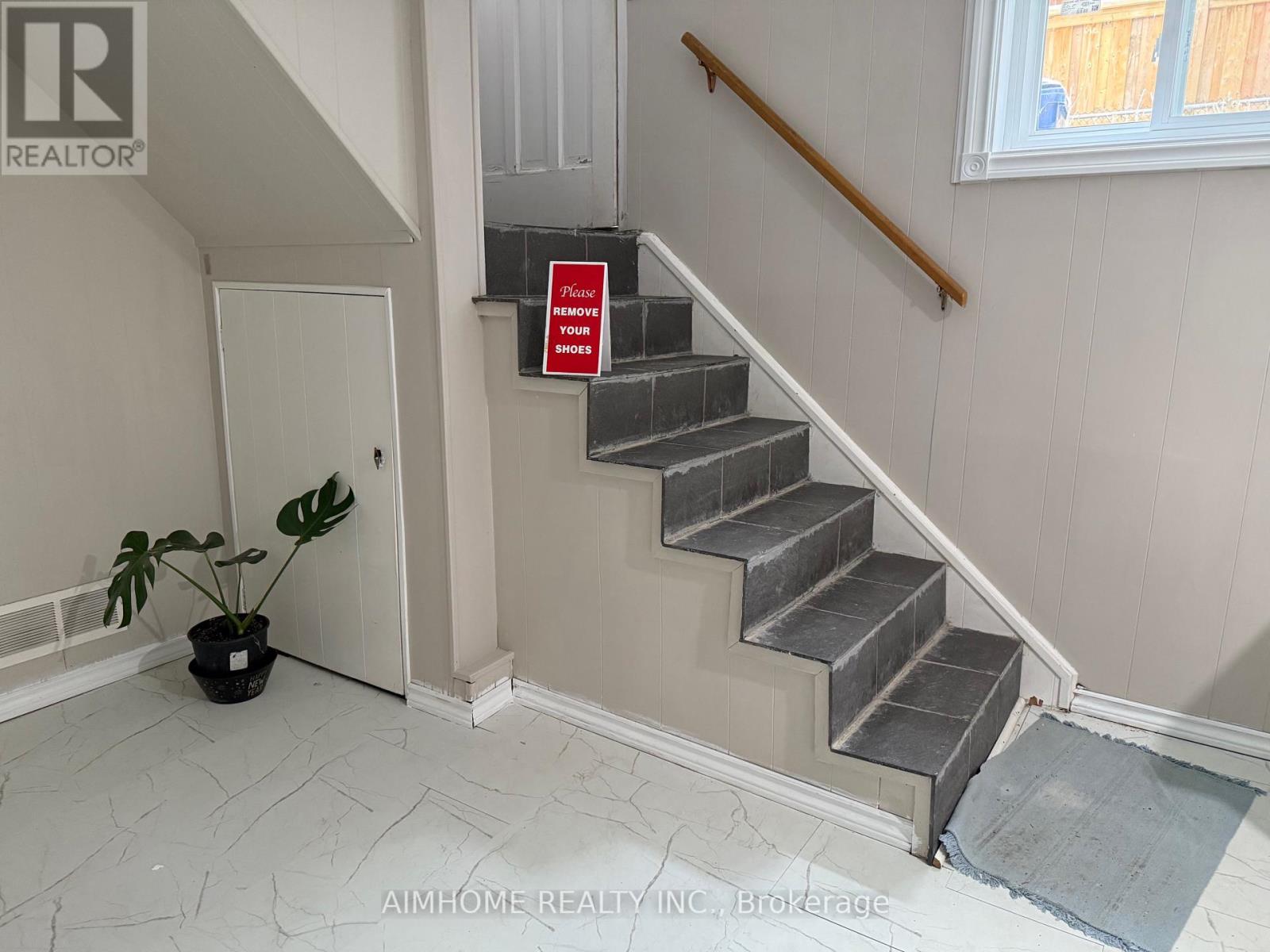 #1bast - 22 Daleside Crescent, Toronto, Ontario  M4A 2H6 - Photo 8 - C12387352