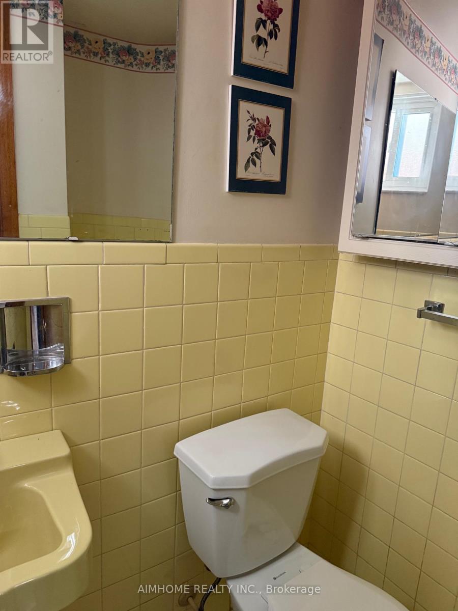 72 La Rose Avenue, Toronto, Ontario  M9P 1B1 - Photo 16 - W12467331