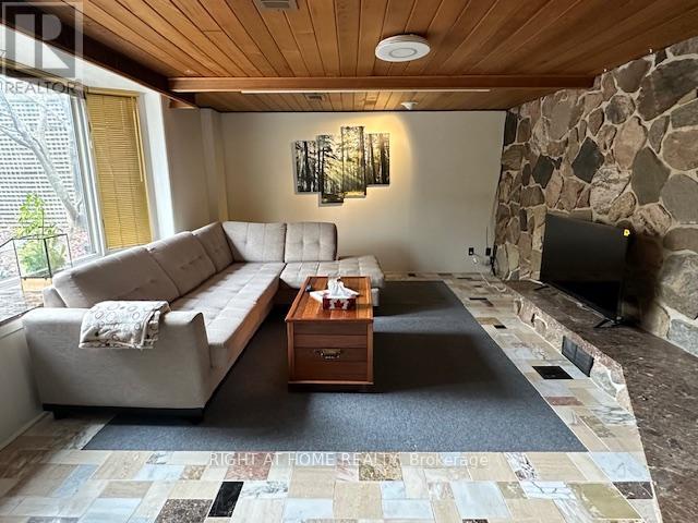 33 WYCLIFFE CRESCENT, Toronto, Ontario