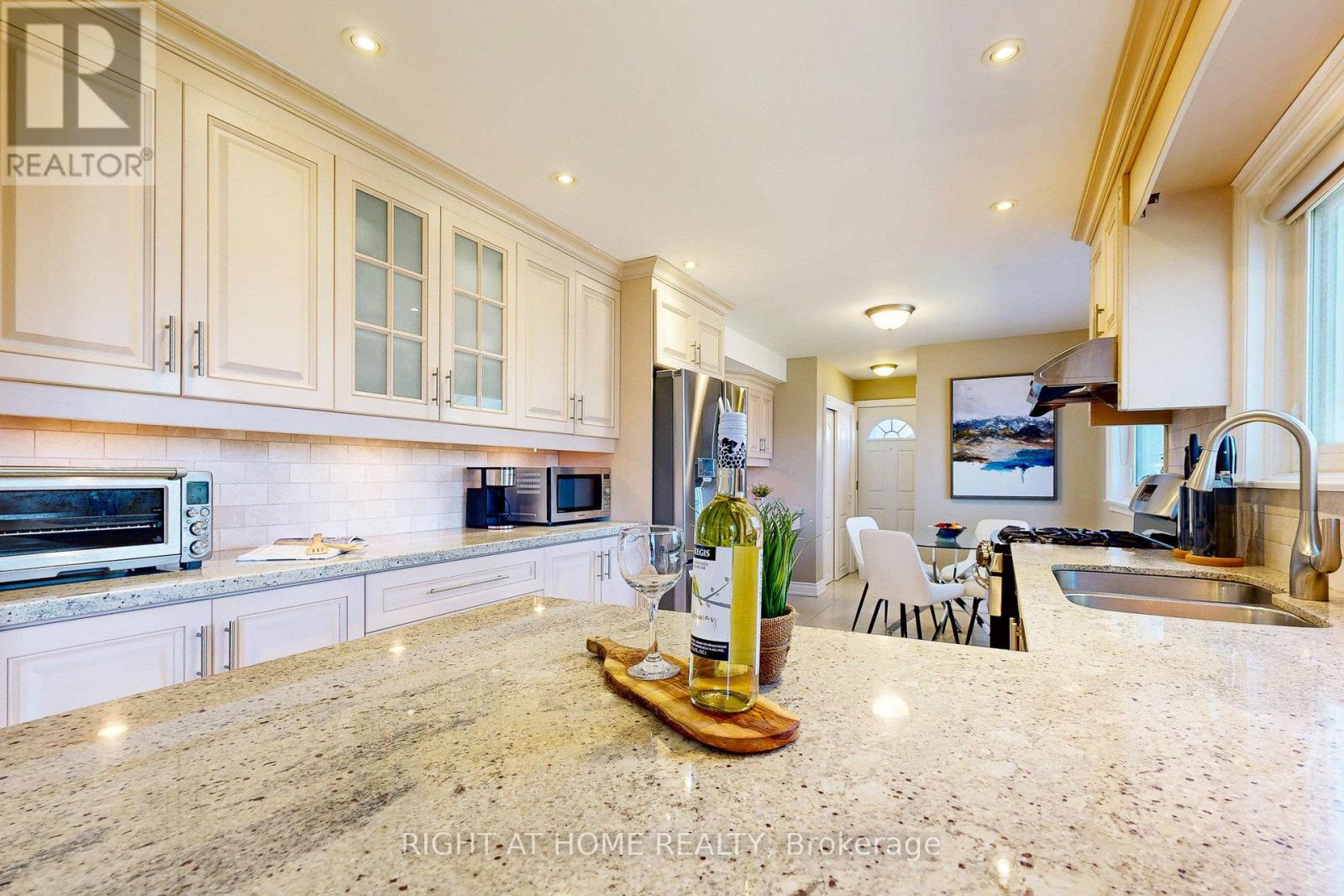 5 Robinter Drive, Toronto, Ontario  M2M 3R1 - Photo 8 - C12515584