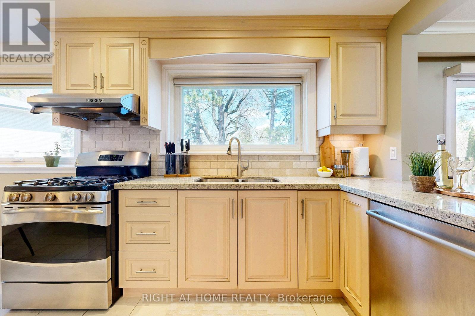 5 Robinter Drive, Toronto, Ontario  M2M 3R1 - Photo 9 - C12515584