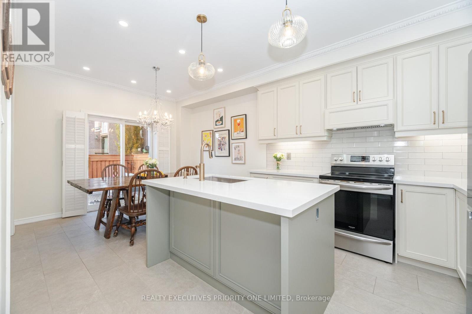 56 Regency View Heights, Vaughan, Ontario  L6A 3T8 - Photo 13 - N12515628