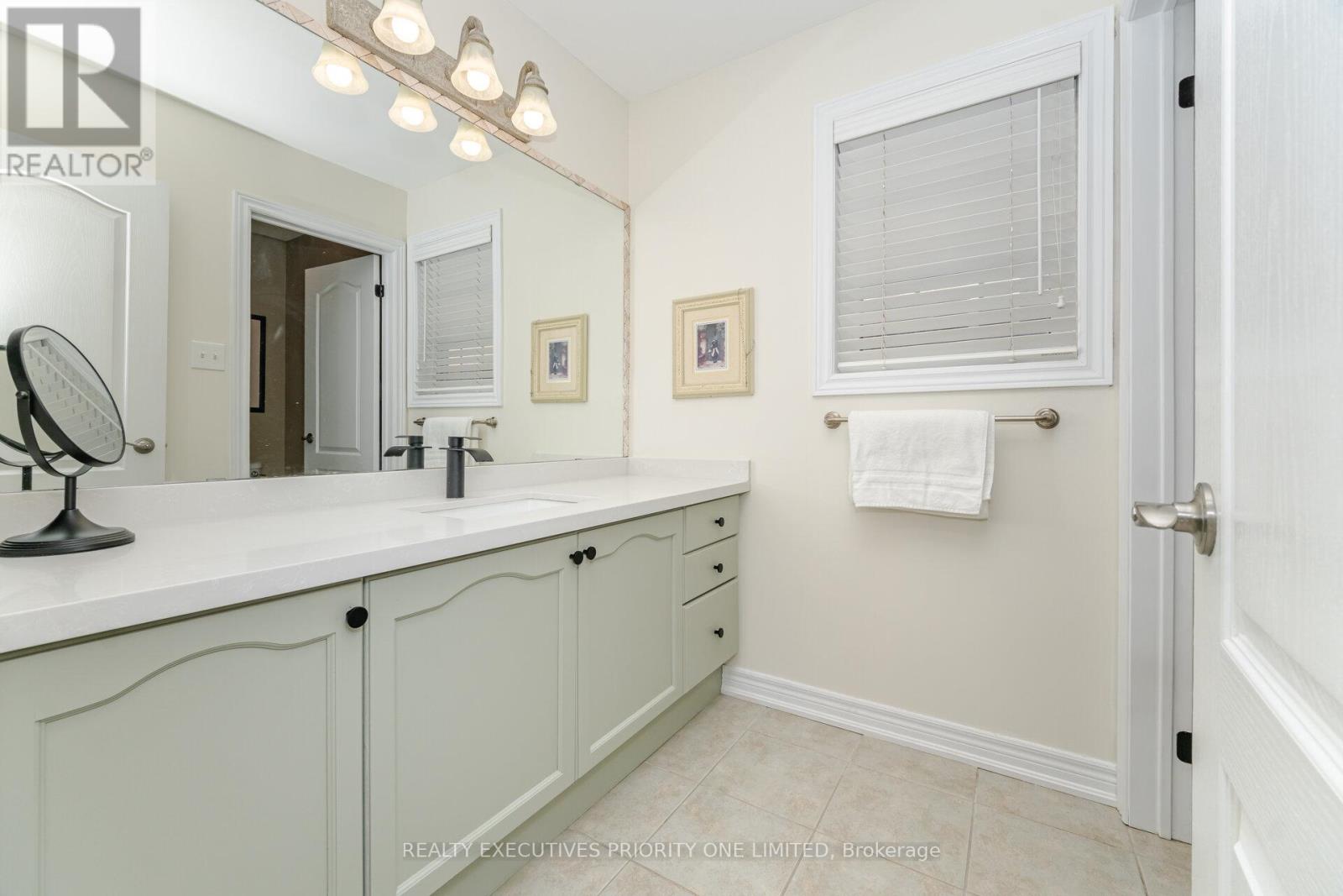 56 Regency View Heights, Vaughan, Ontario  L6A 3T8 - Photo 35 - N12515628