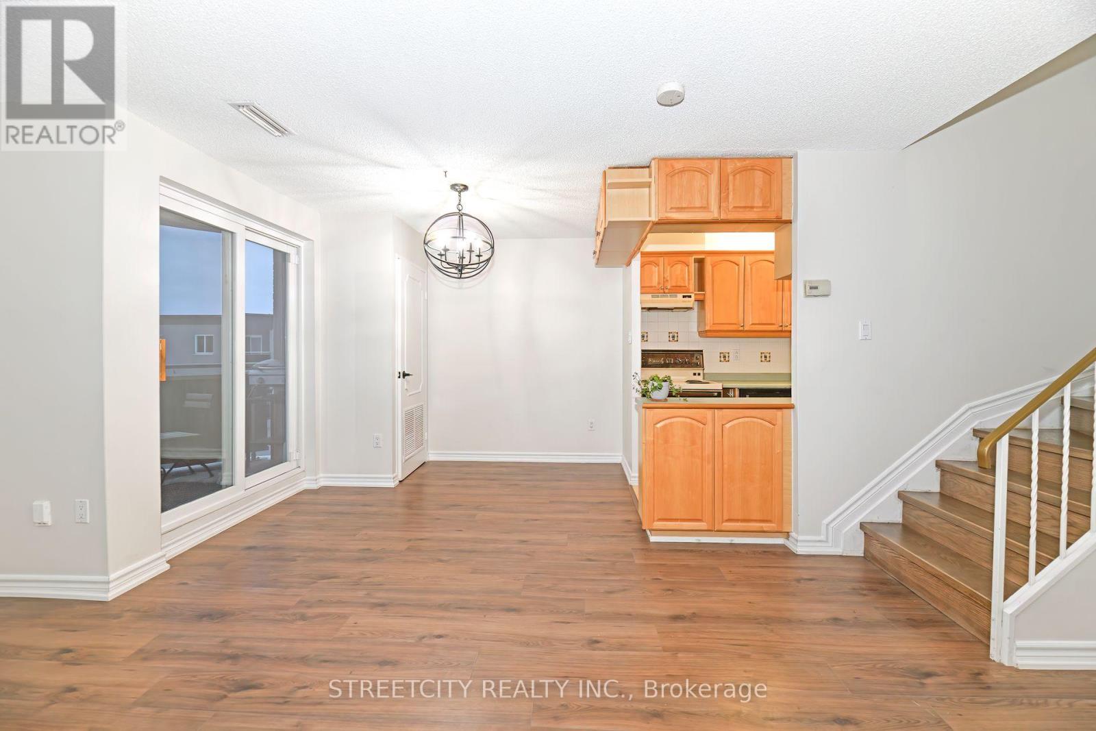 140 - 2001 Bonnymede Drive, Mississauga, Ontario  L5J 4H8 - Photo 5 - W12515548