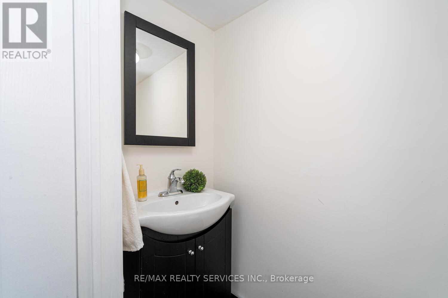 221 Remembrance Road E, Brampton, Ontario  L7A 4P1 - Photo 13 - W12515562