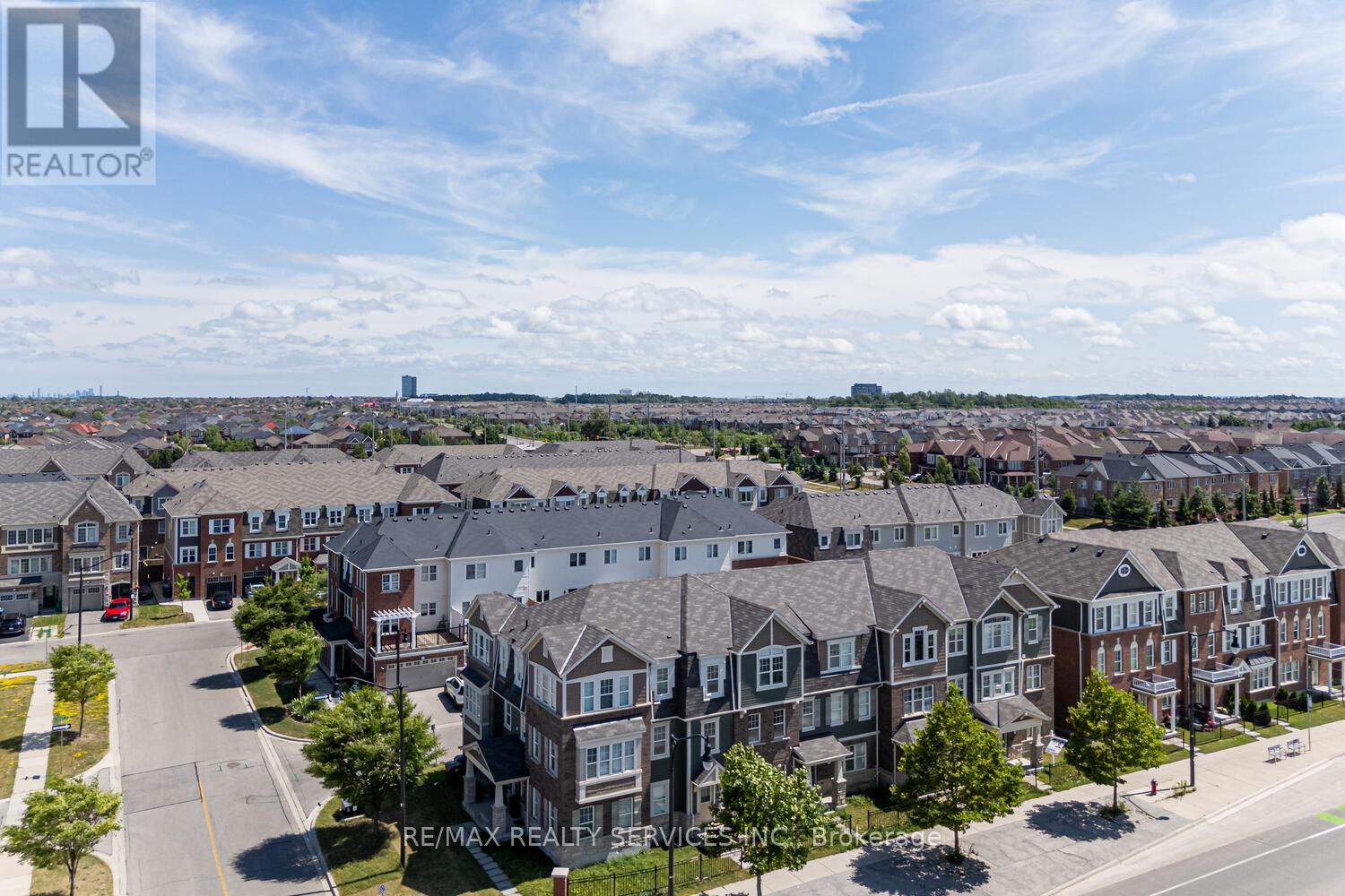 221 Remembrance Road E, Brampton, Ontario  L7A 4P1 - Photo 3 - W12515562