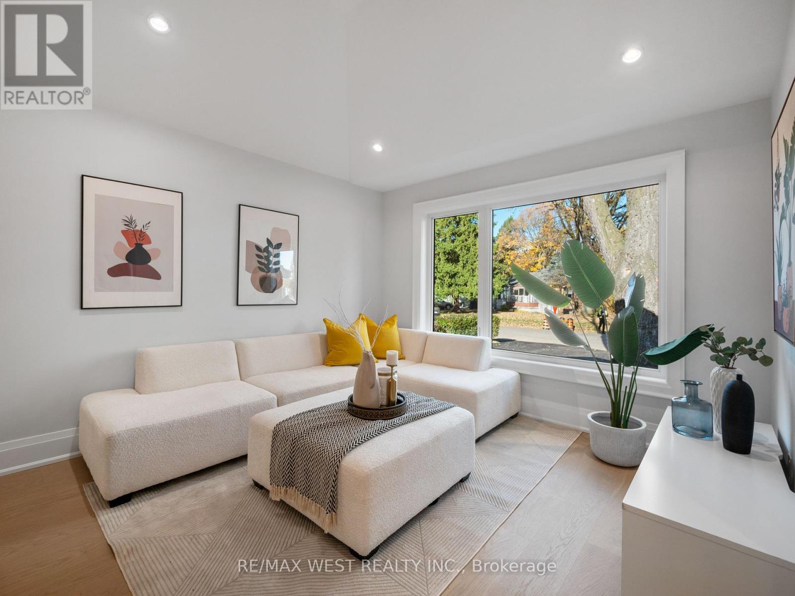 24 Appledale Road, Toronto, Ontario  M9B 5G4 - Photo 4 - W12515576