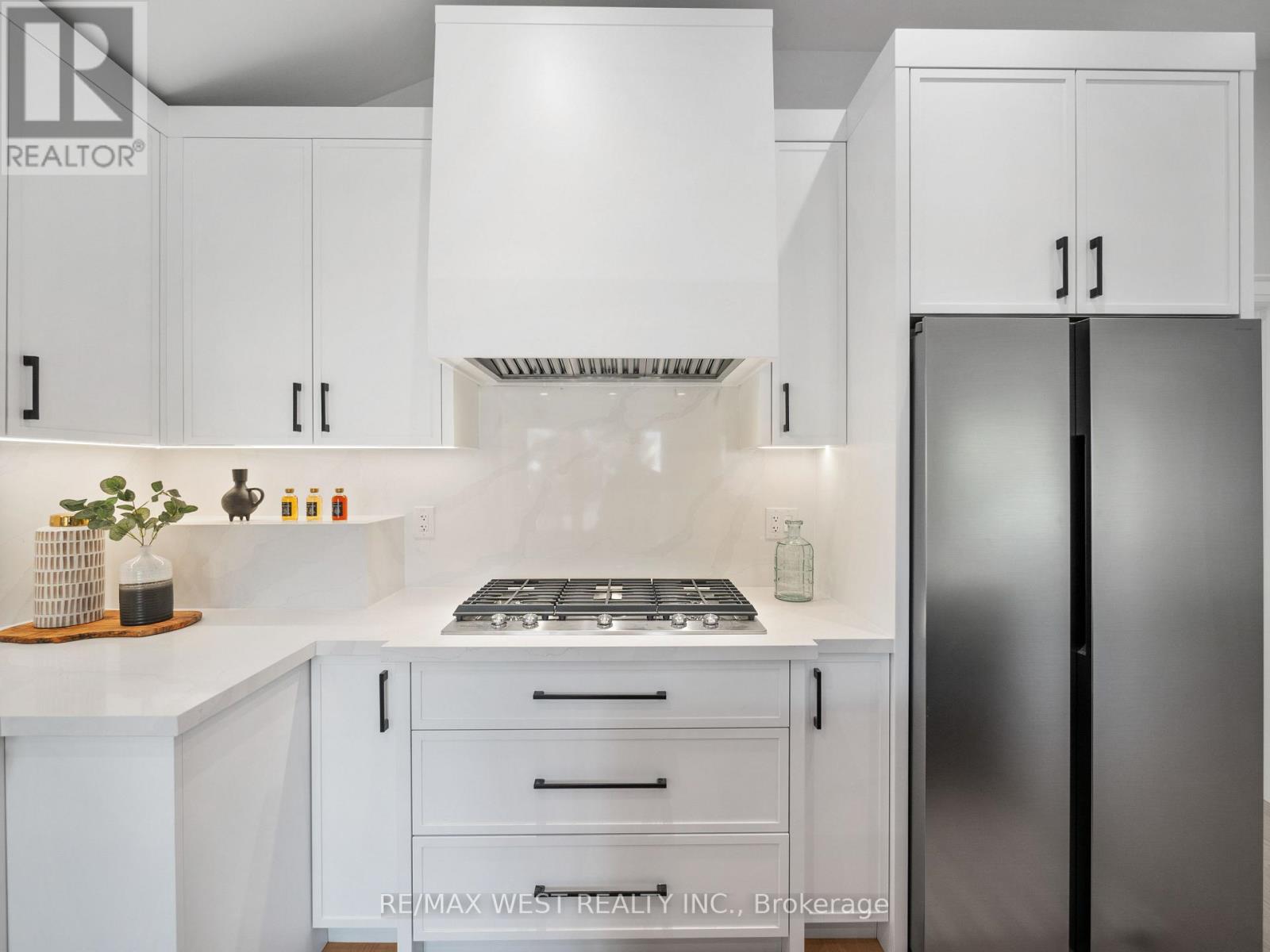 24 Appledale Road, Toronto, Ontario  M9B 5G4 - Photo 8 - W12515576