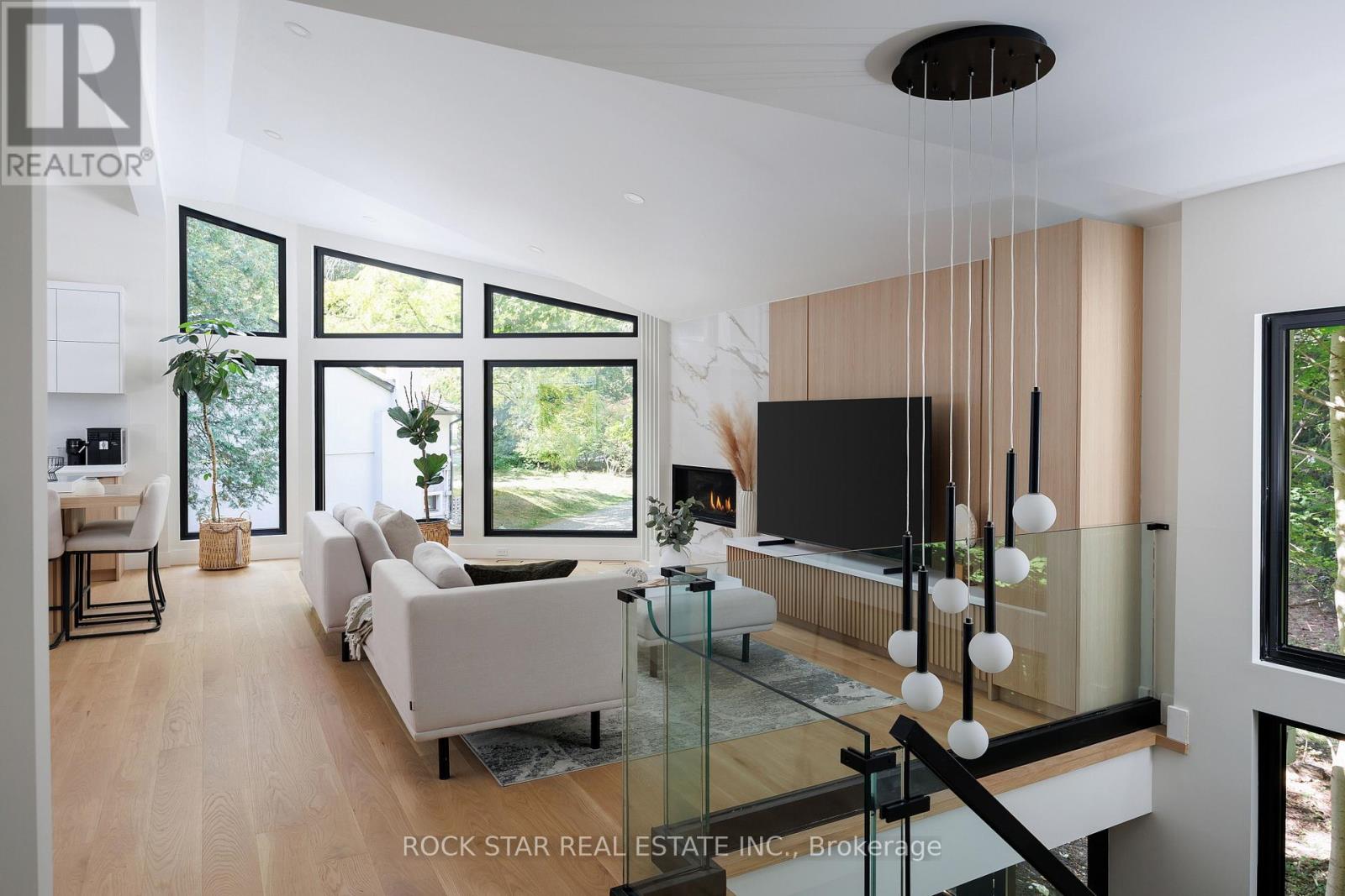 1113 Greenoaks Drive, Mississauga, Ontario  L5J 3A1 - Photo 3 - W12515624