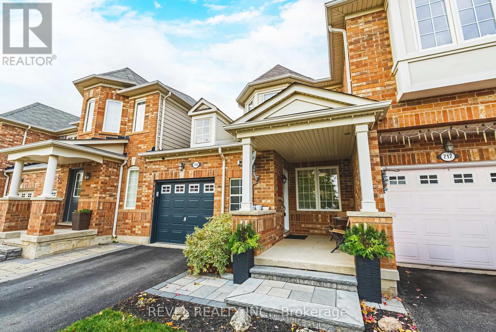 715 Ambroise Crescent, Milton, Ontario  L9T 0M4 - Photo 2 - W12515658