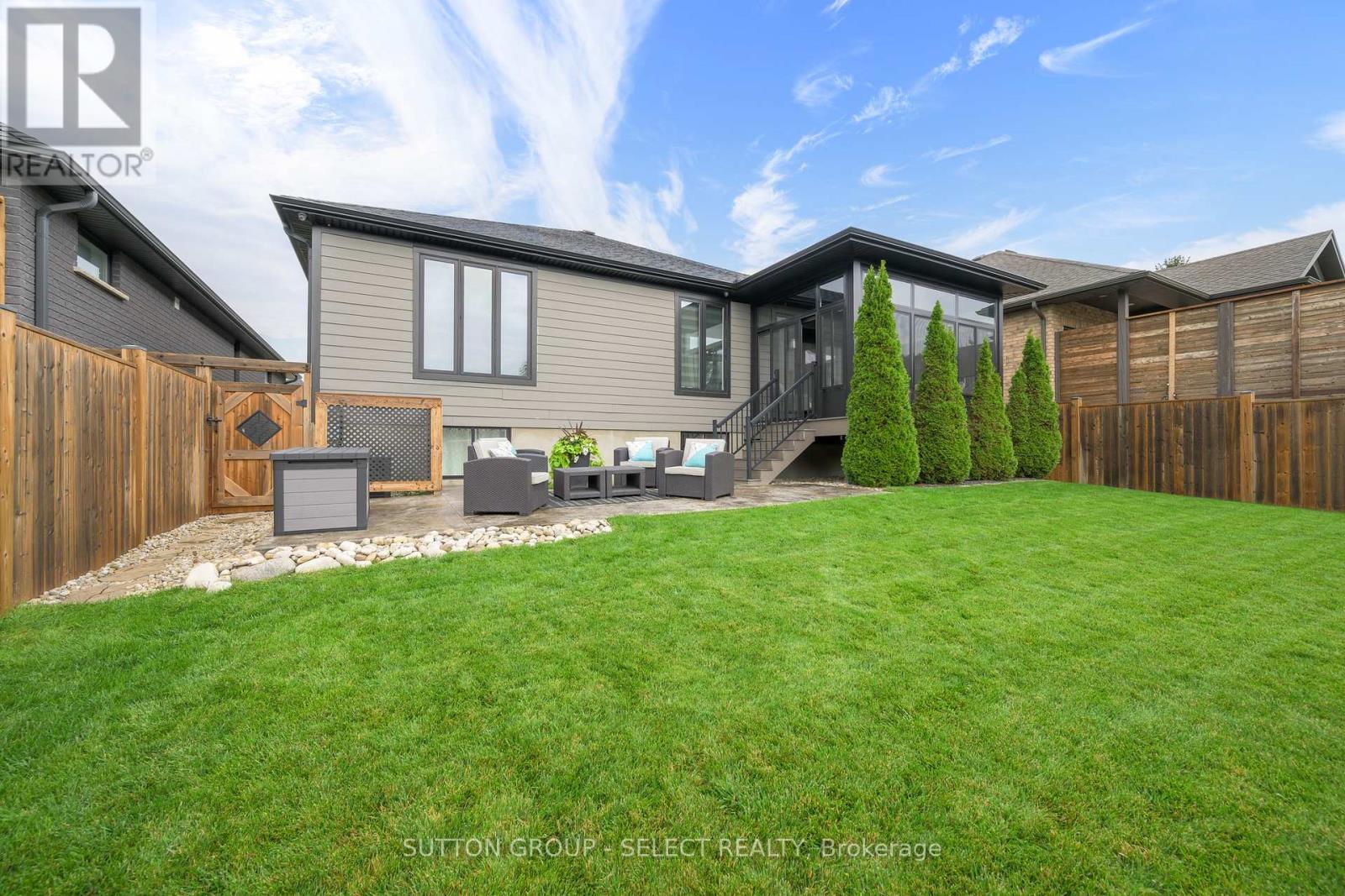 697 Barker Street, Strathroy-Caradoc, Ontario  N0L 1W0 - Photo 35 - X12515678