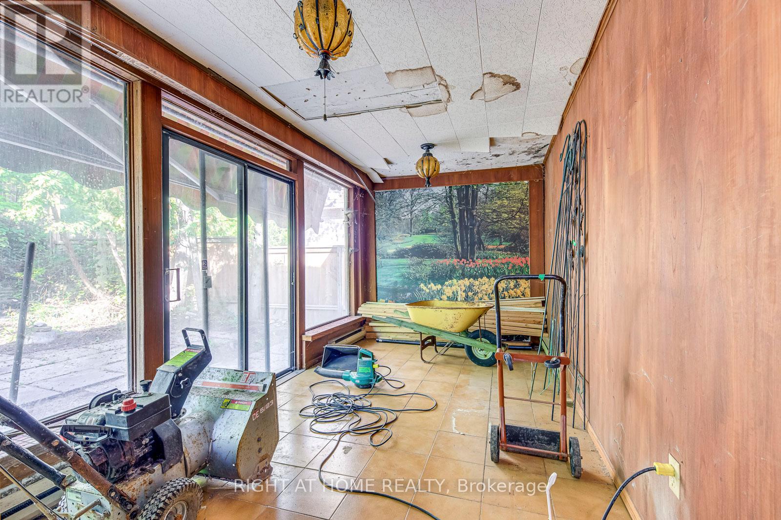 2572 Islington Avenue, Toronto, Ontario  M9V 2X2 - Photo 16 - W12462294