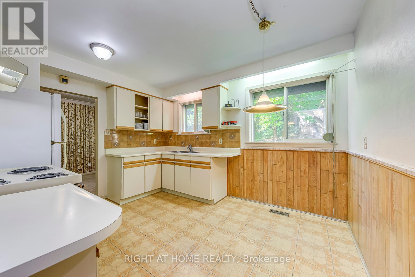 2572 Islington Avenue, Toronto, Ontario  M9V 2X2 - Photo 11 - W12462294