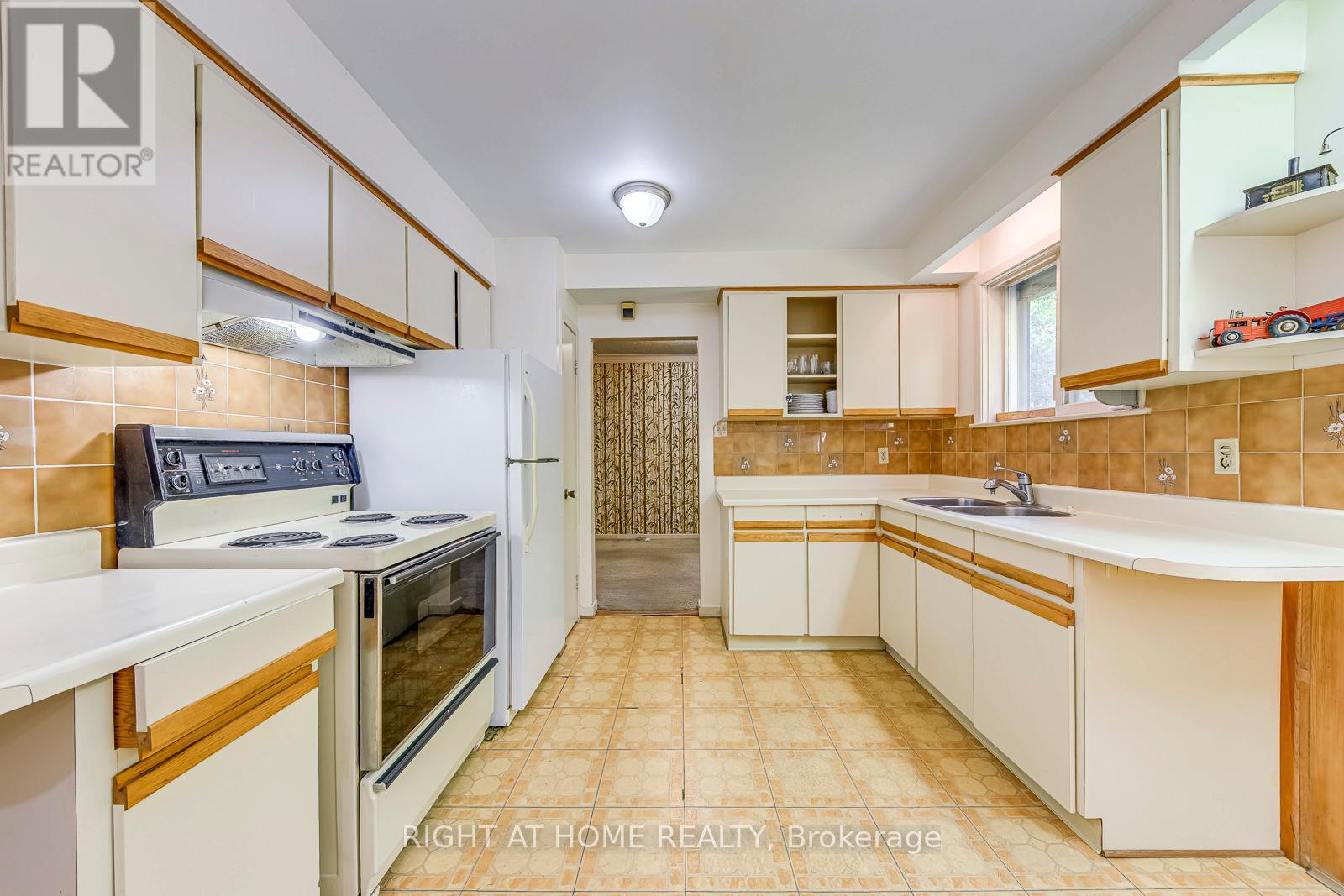 2572 Islington Avenue, Toronto, Ontario  M9V 2X2 - Photo 13 - W12462294