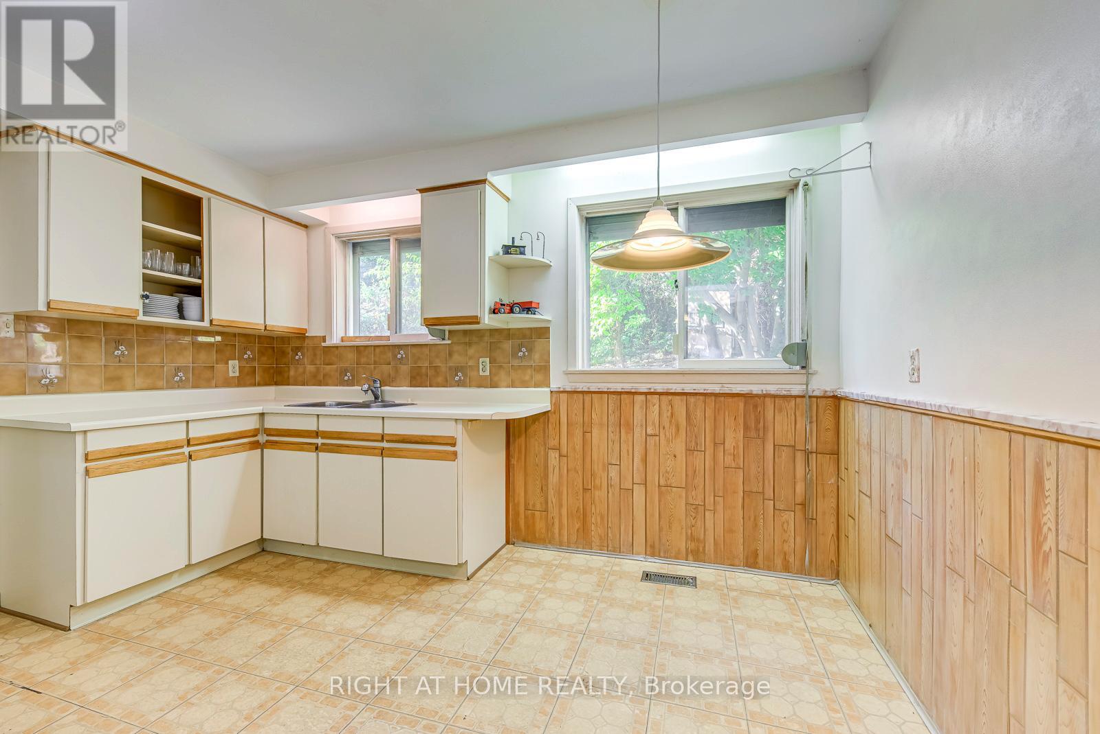 2572 Islington Avenue, Toronto, Ontario  M9V 2X2 - Photo 12 - W12462294