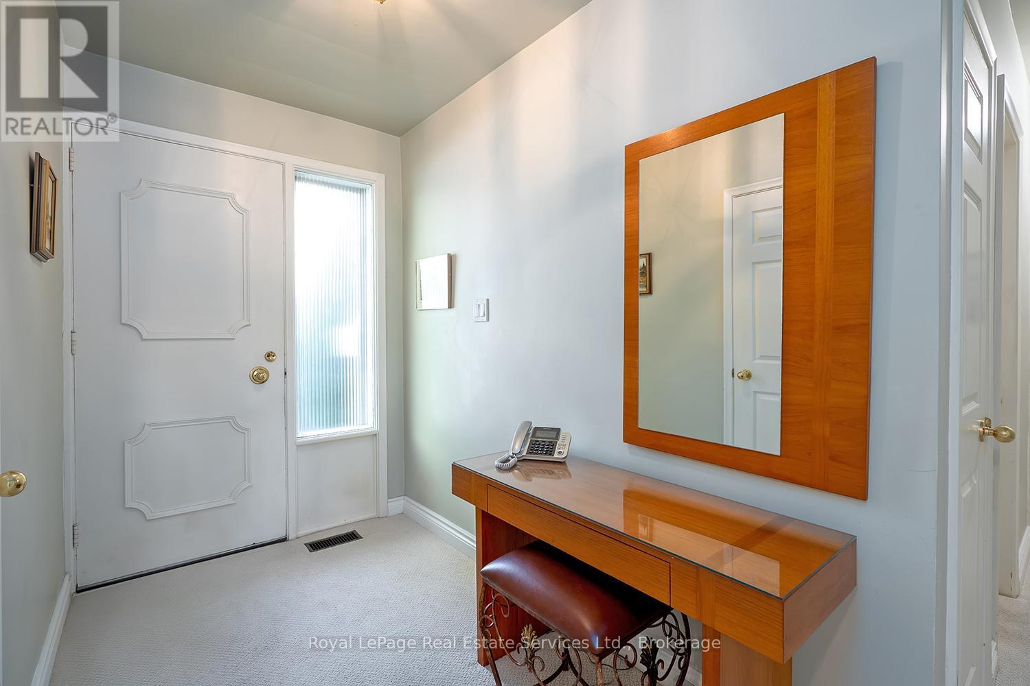 1334 Warwick Avenue, Oakville, Ontario  L6L 2W1 - Photo 10 - W12515674