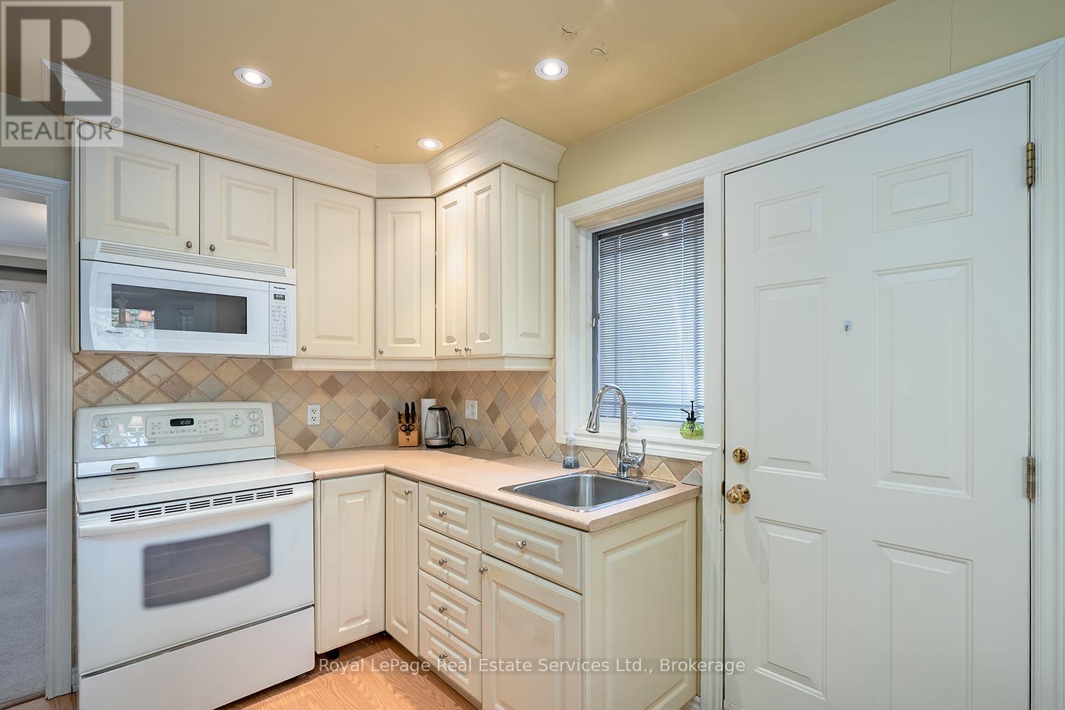 1334 Warwick Avenue, Oakville, Ontario  L6L 2W1 - Photo 18 - W12515674