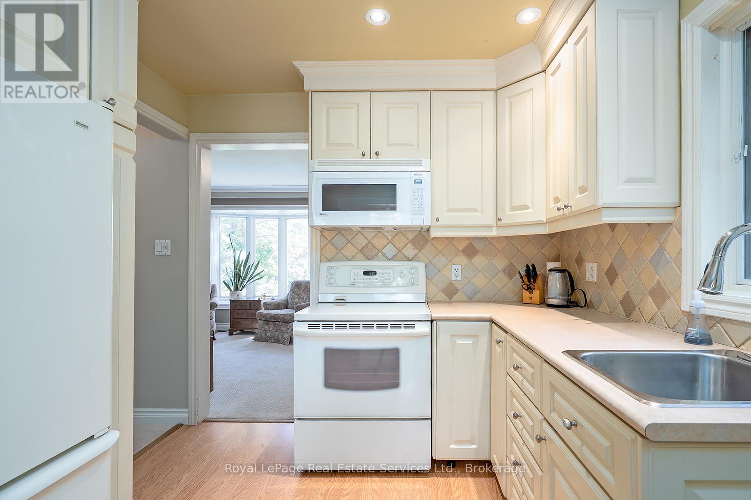 1334 Warwick Avenue, Oakville, Ontario  L6L 2W1 - Photo 19 - W12515674