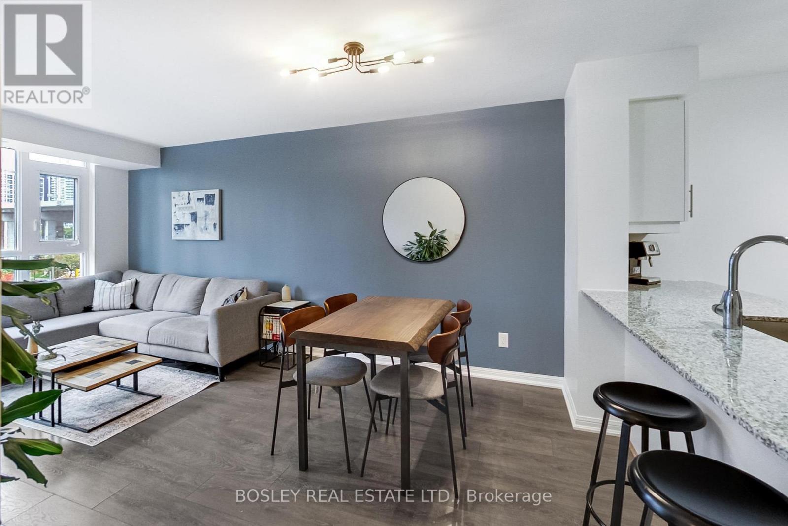 <div class="slider-price">$709,000</div><p>616 - 35 Bastion Street, Toronto, Ontario</p>