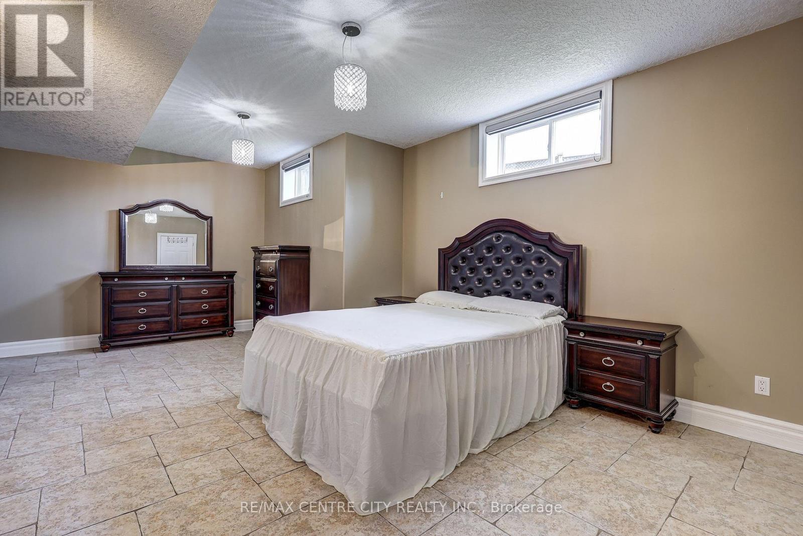 1 Mcgregor Court, St. Thomas, Ontario N5P 4H7 - Photo 40 - X12405031