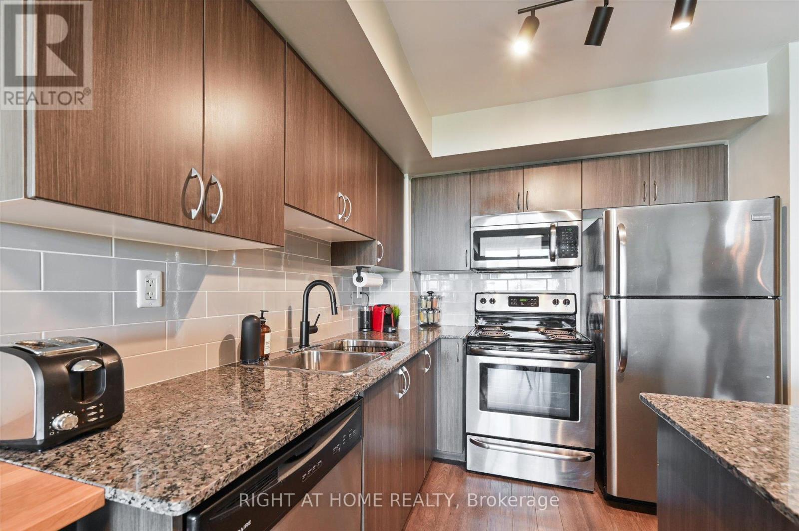 910 - 816 Lansdowne Avenue, Toronto, Ontario  M6H 4K6 - Photo 14 - W12515738