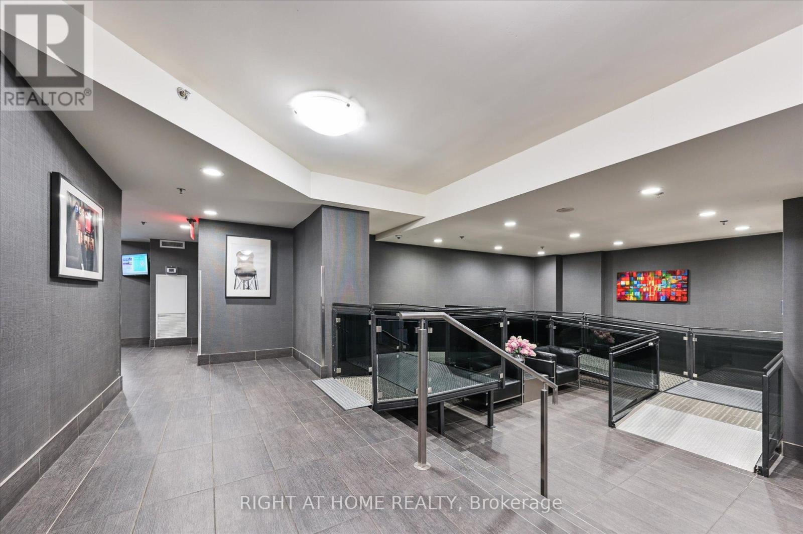 910 - 816 Lansdowne Avenue, Toronto, Ontario  M6H 4K6 - Photo 4 - W12515738