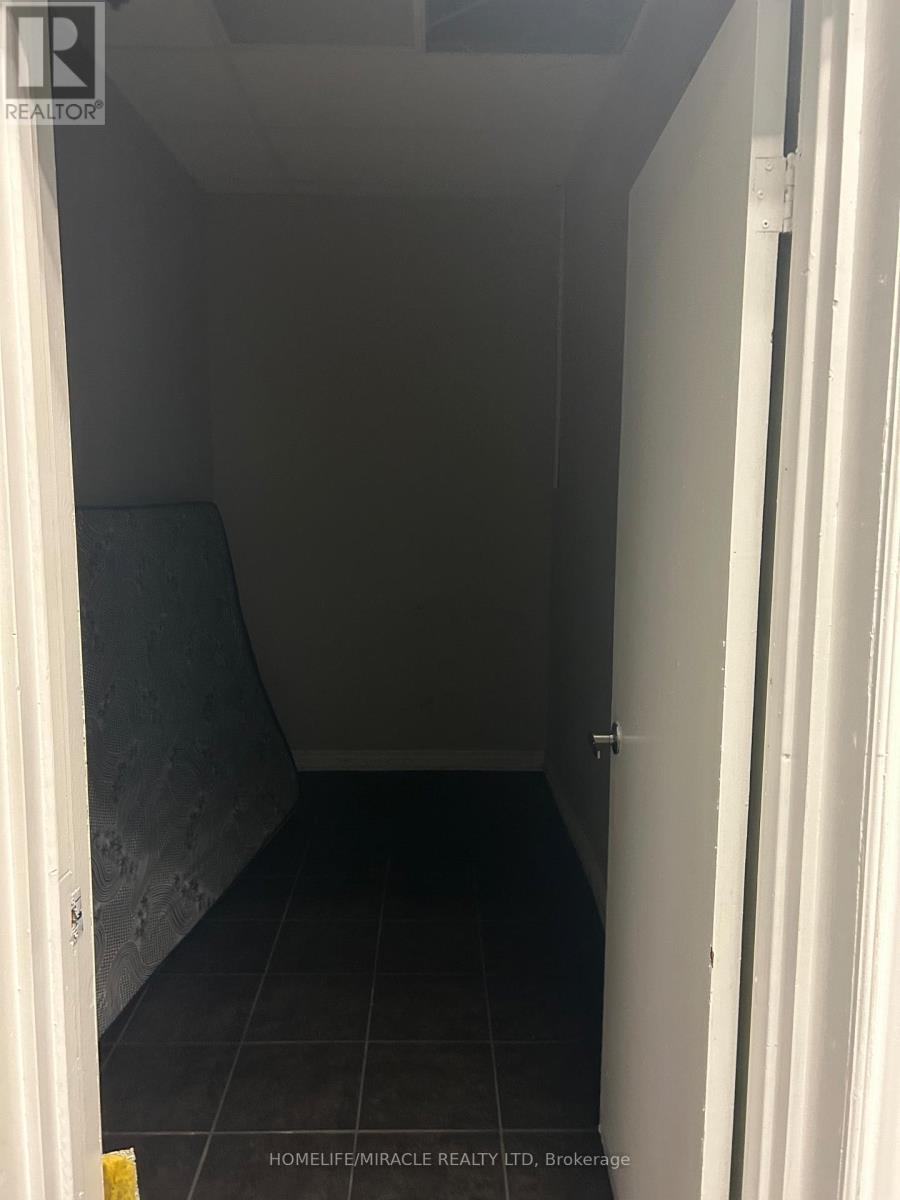 1700 Sismet Road, Mississauga, Ontario  L4W 1R4 - Photo 3 - W12515262