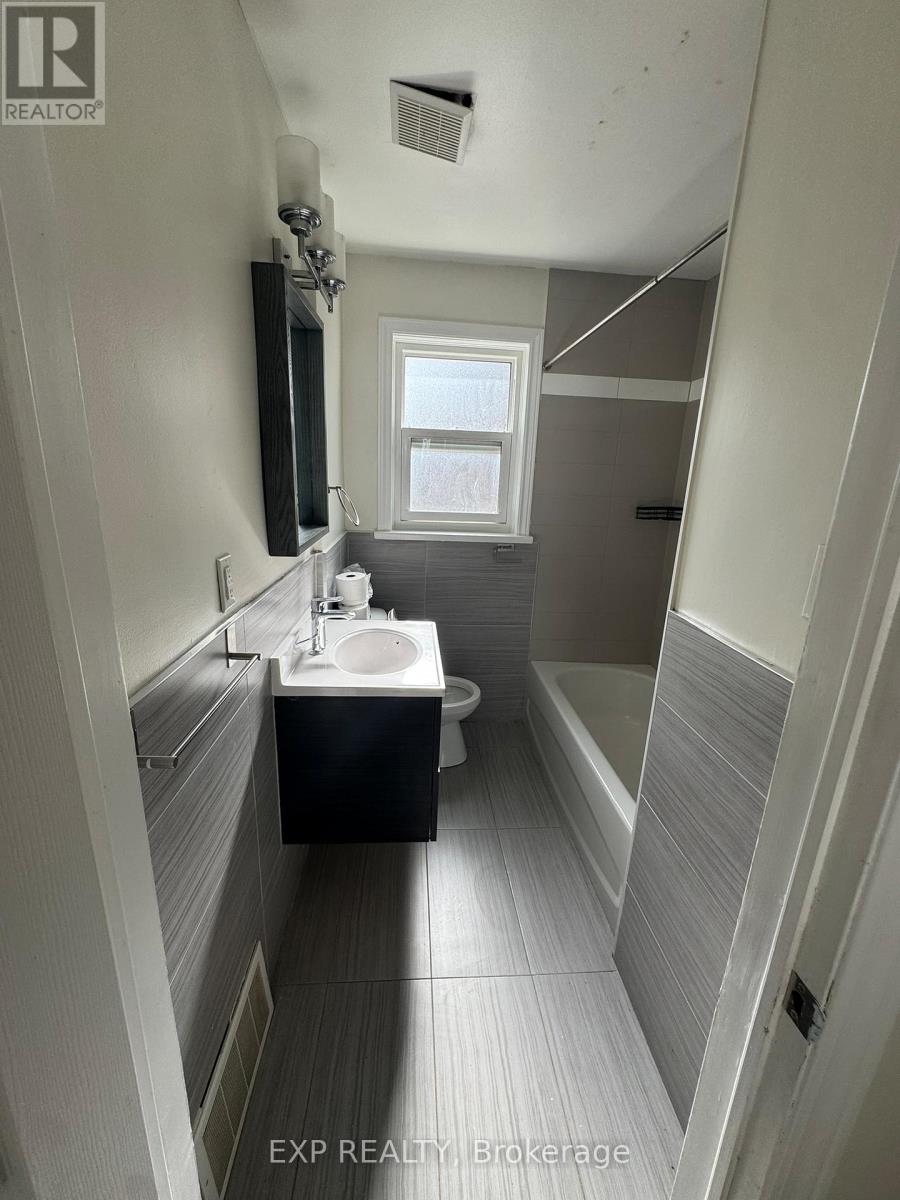 Upper - 97 Central Park Boulevard N, Oshawa, Ontario  L1G 5Y4 - Photo 6 - E12473362