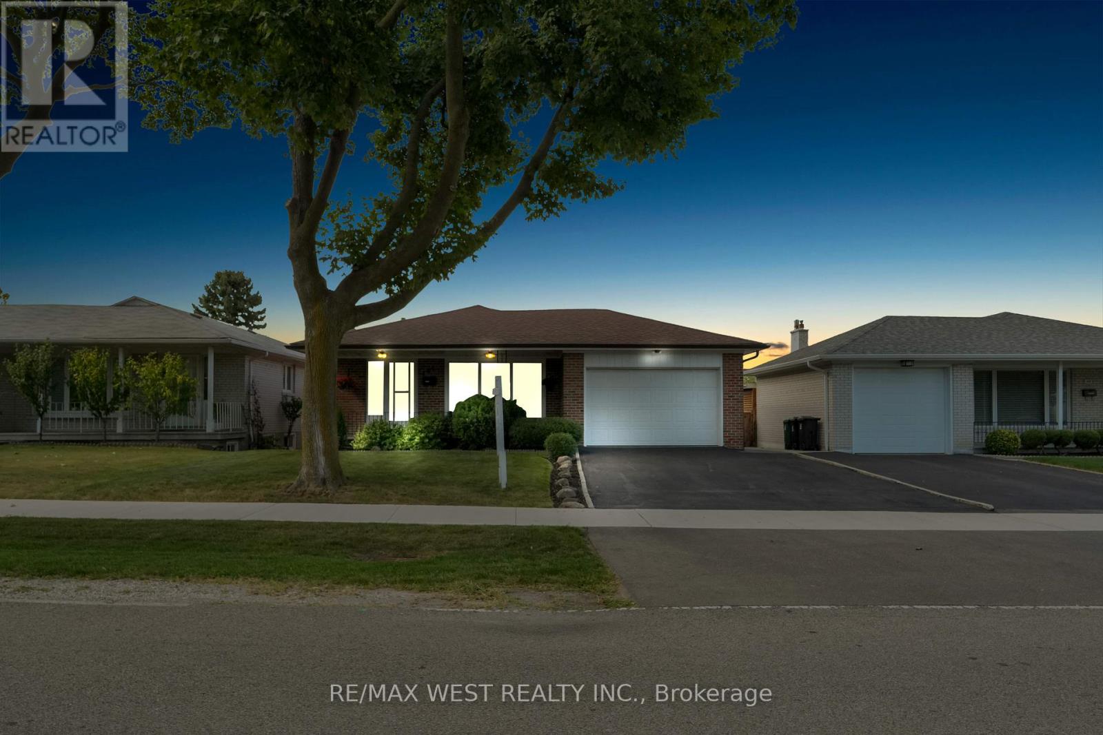 304 La Rose Avenue, Toronto, Ontario M9P 1B9 - Photo 4 - W12385051