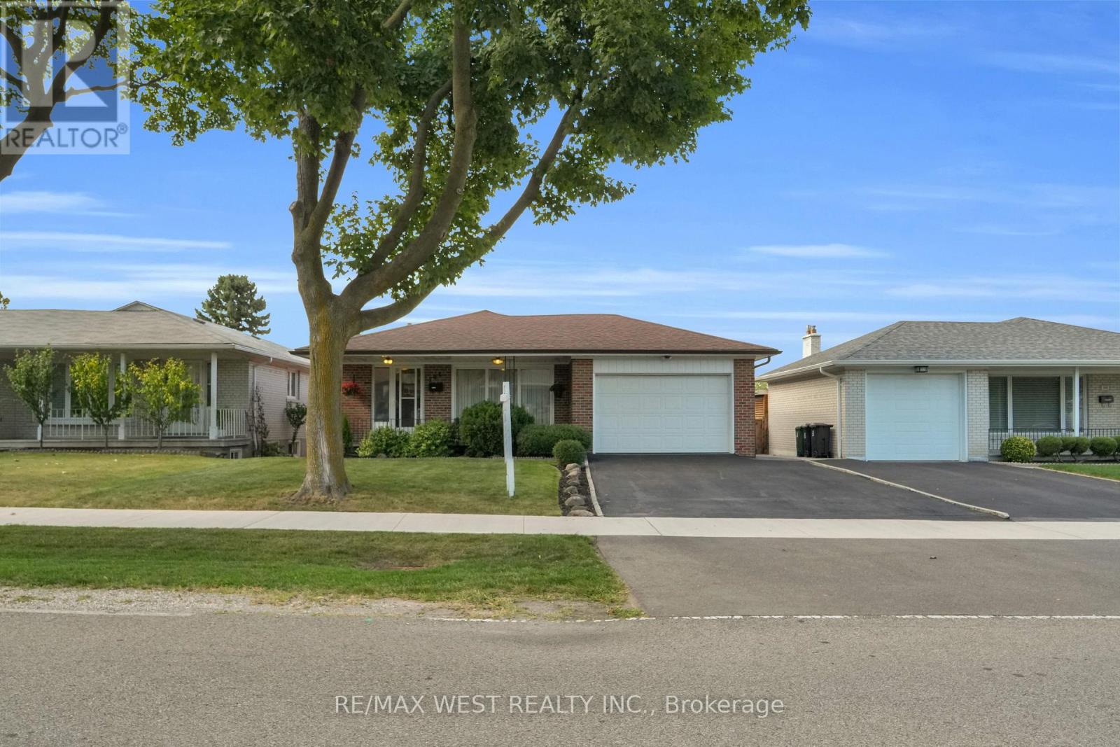 304 La Rose Avenue, Toronto, Ontario M9P 1B9 - Photo 3 - W12385051