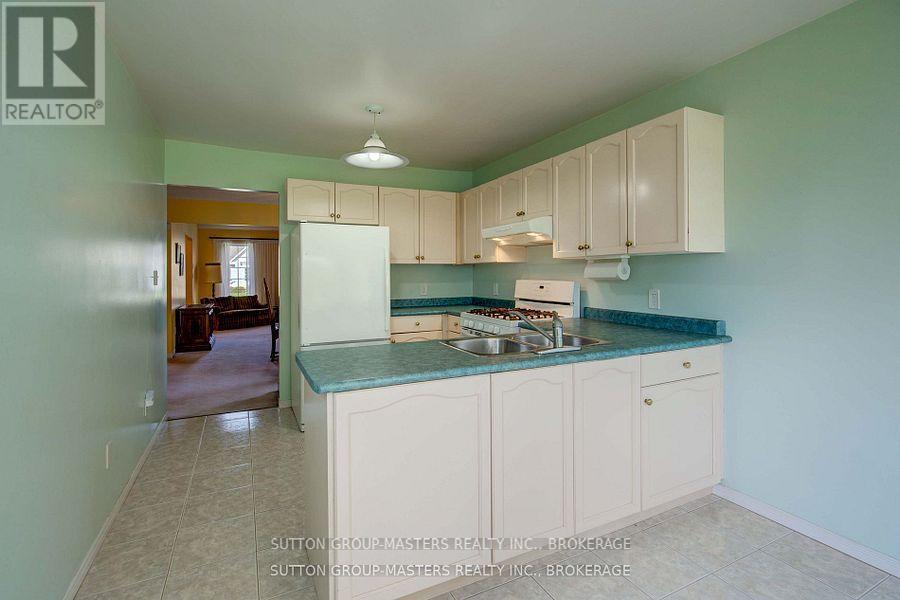 3 Empire Court, Loyalist (Bath), Ontario  K0H 1G0 - Photo 12 - X12515868