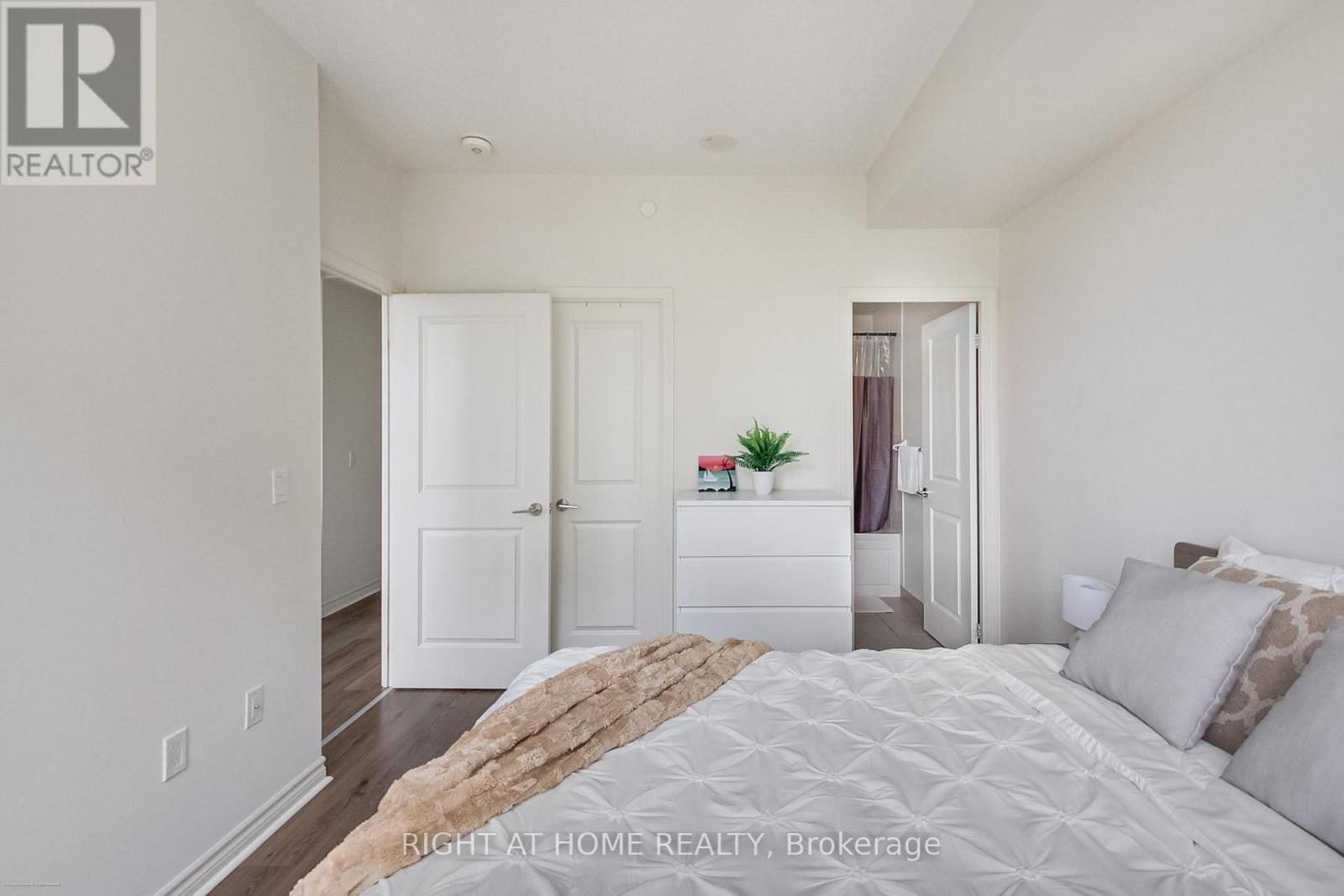 515 - 349 Rathburn Road W, Mississauga, Ontario  L5B 0G9 - Photo 12 - W12515810