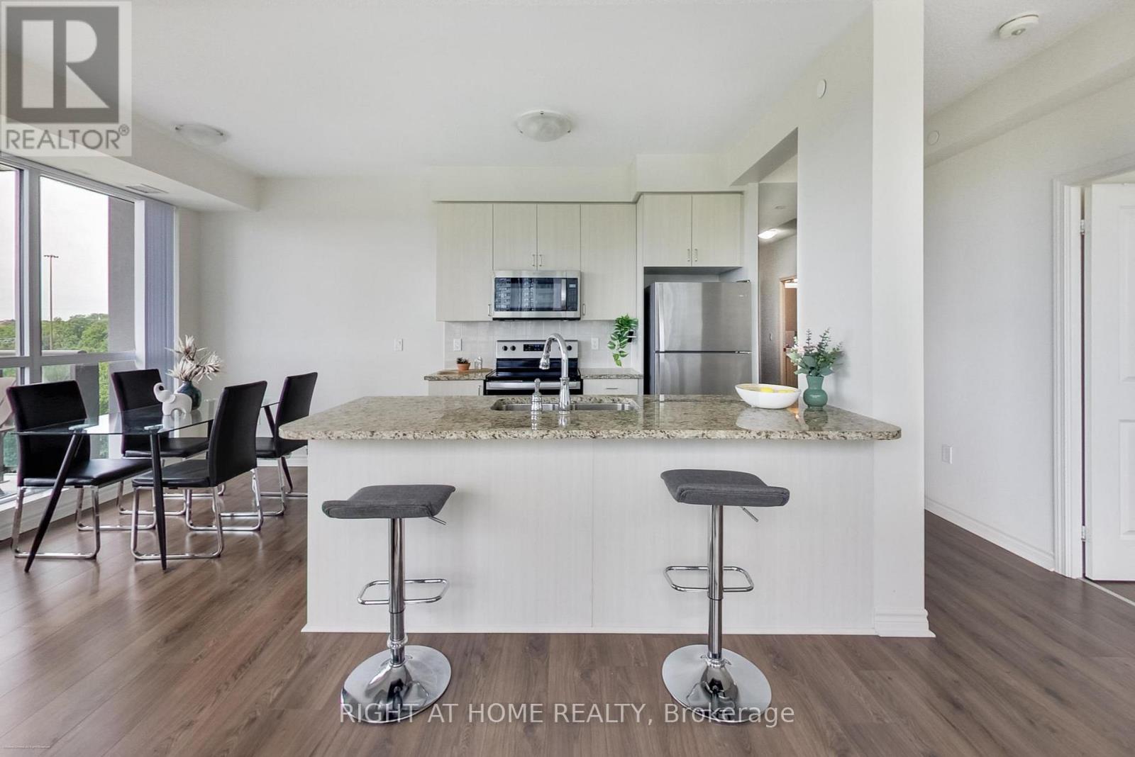 515 - 349 Rathburn Road W, Mississauga, Ontario  L5B 0G9 - Photo 7 - W12515810