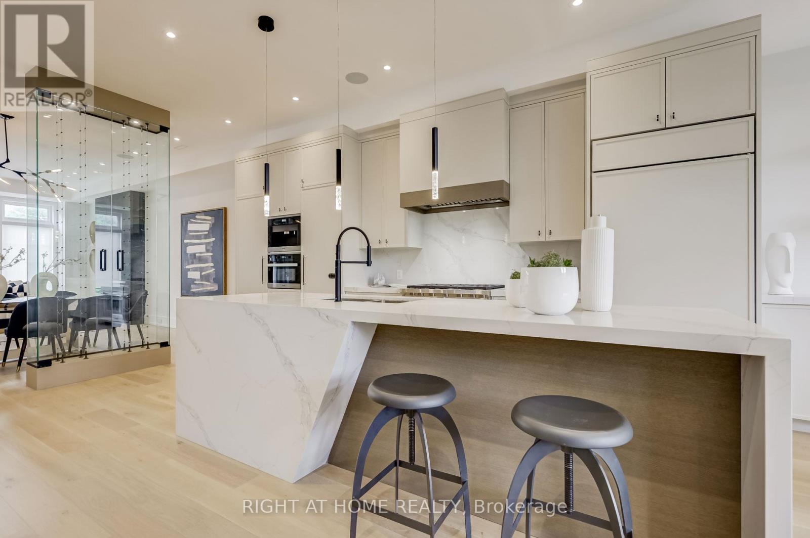 102 Parklea Drive, Toronto, Ontario  M4G 2J8 - Photo 14 - C12515968