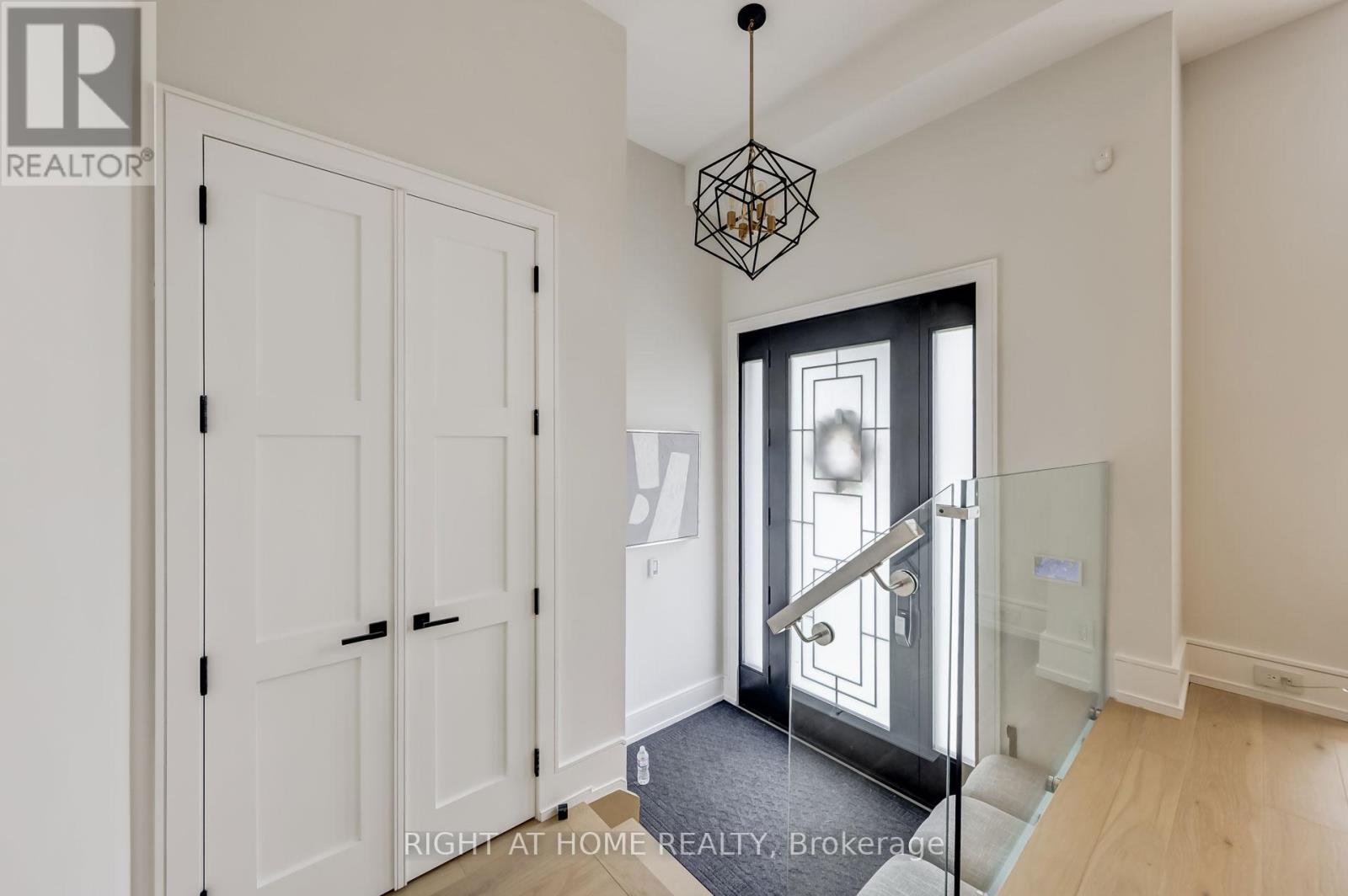 102 Parklea Drive, Toronto, Ontario  M4G 2J8 - Photo 3 - C12515968