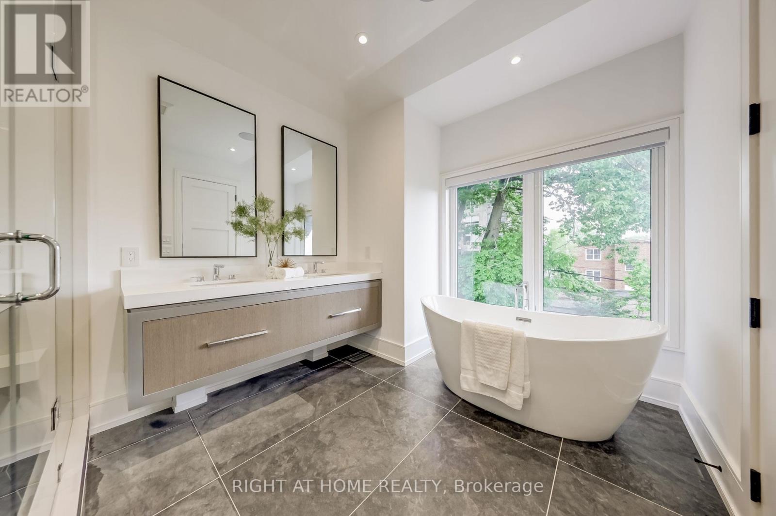 102 Parklea Drive, Toronto, Ontario  M4G 2J8 - Photo 31 - C12515968