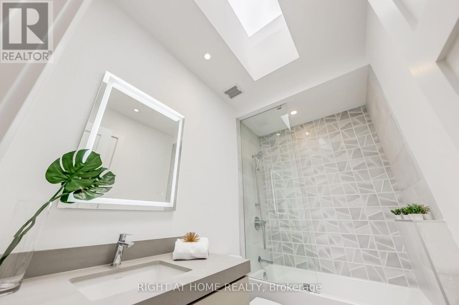 102 Parklea Drive, Toronto, Ontario  M4G 2J8 - Photo 36 - C12515968