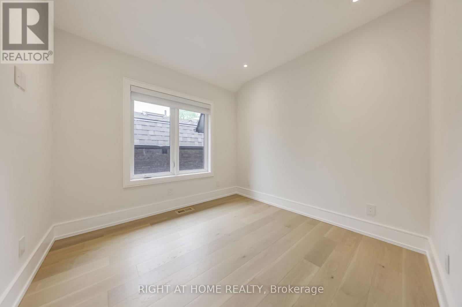 102 Parklea Drive, Toronto, Ontario  M4G 2J8 - Photo 37 - C12515968