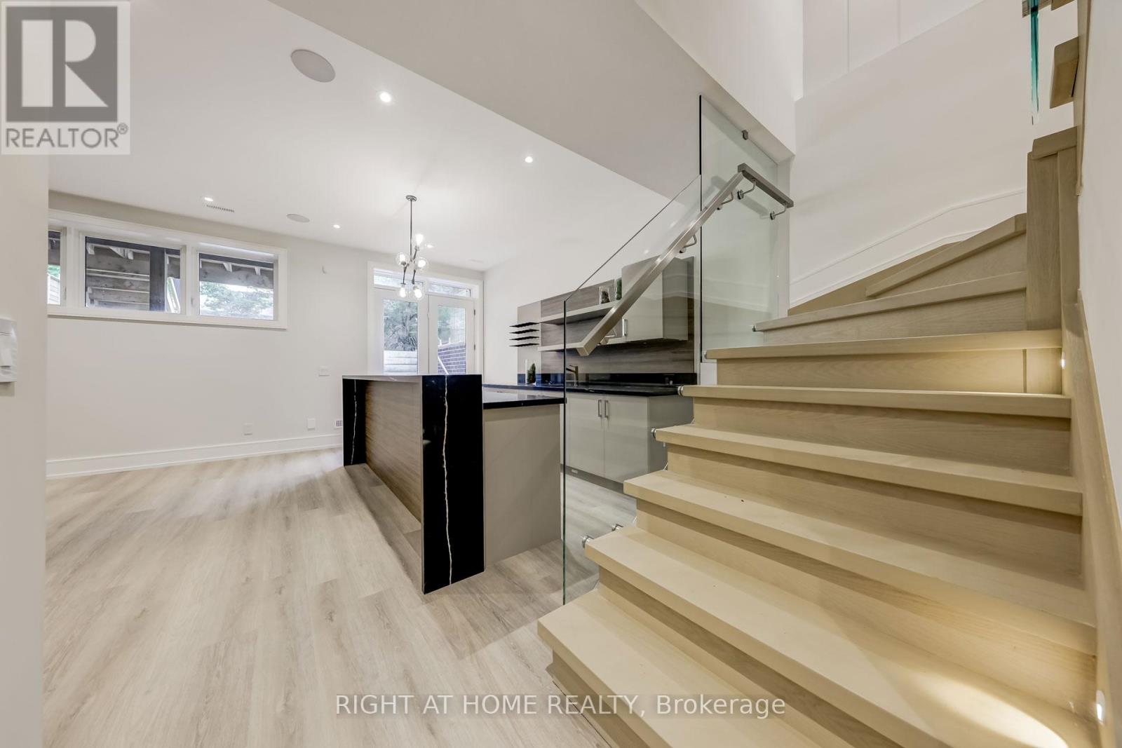 102 Parklea Drive, Toronto, Ontario  M4G 2J8 - Photo 40 - C12515968